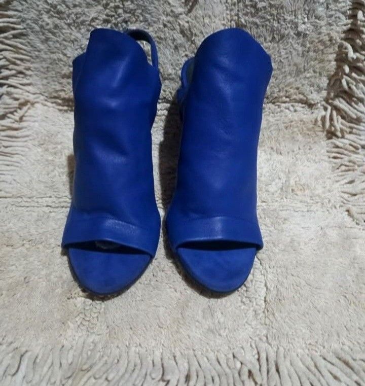 Balenciaga Vintage Wedge (Category: Sneakers & Footwear) located in Pasay City. Submitted by master1970 (Listing ID 1387468518, Image 2). Description: Excellent condition,on hand.