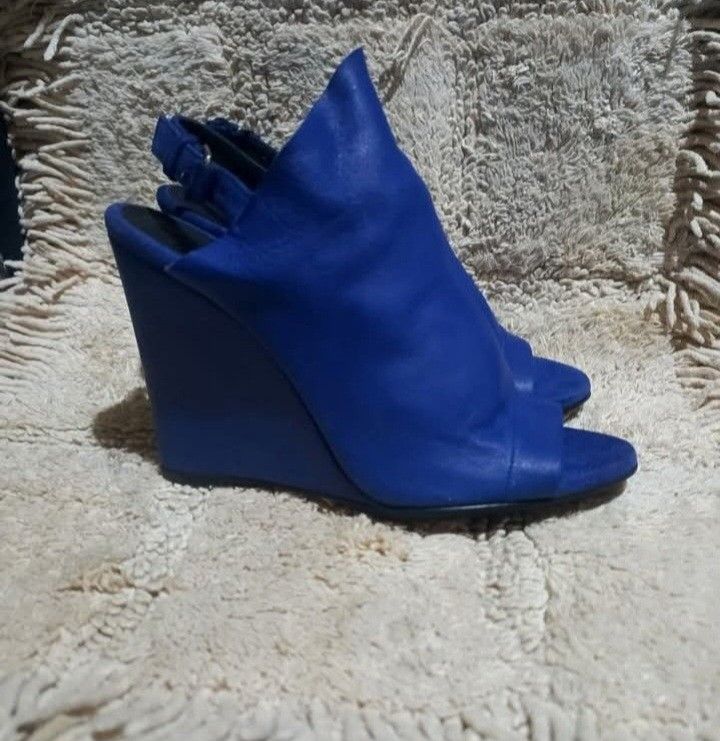 Balenciaga Vintage Wedge (Category: Sneakers & Footwear) located in Pasay City. Submitted by master1970 (Listing ID 1387468518, Image 1). Description: Excellent condition,on hand.