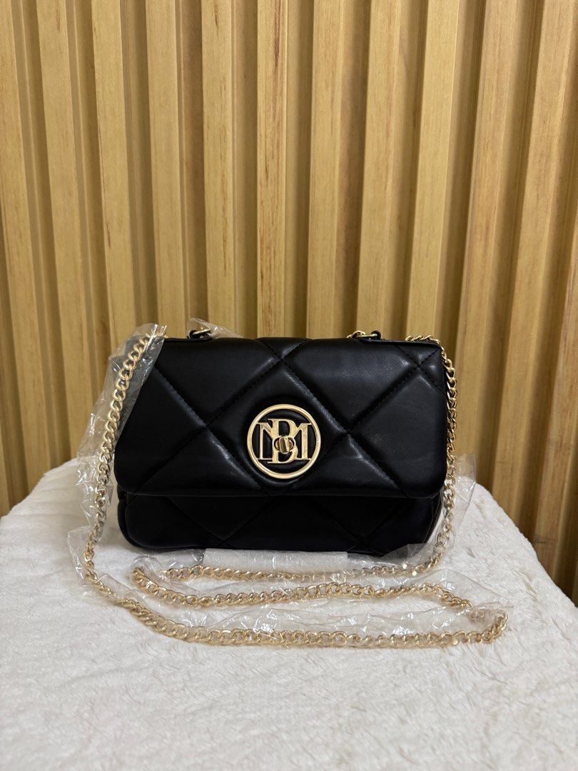 Black quilted chain crossbody bag (Category: Cross-body Bags) located in Rosales. Submitted by msjco (Listing ID 1387524960, Image 3). Description: Brand new badgley mischka quilted leather bag Vegan leather with gold chain strap Super nicee Rfs: too many bags.