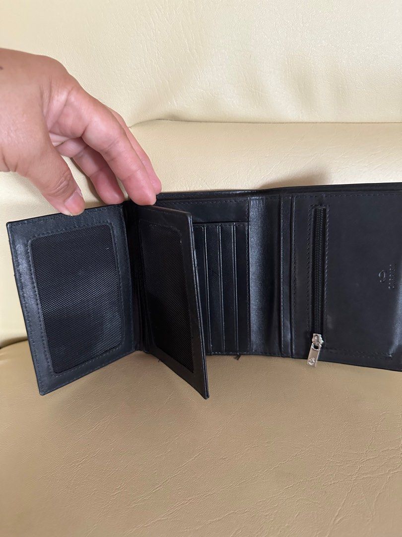 Carpisa Italian made wallet (Category: Luxury Bags & Wallets) located in Baliuag. Submitted by kim01270048729 (Listing ID 1387358804, Image 3). Description: Almost new Black Carpisa ( italian leather ) wallet . Has 2 slots for photos , 9 card slots , coin pocket , bill slot. .