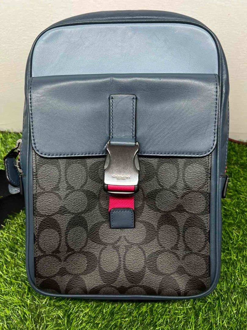 Coach Messenger Bag small (Category: Luxury Bags & Wallets) located in Pasig City. Submitted by saltshakerr (Listing ID 1387430829, Image 3). Description: 100% original from Canada Seldomely used message for more pics or questions! RFS: brother does not want anymore.