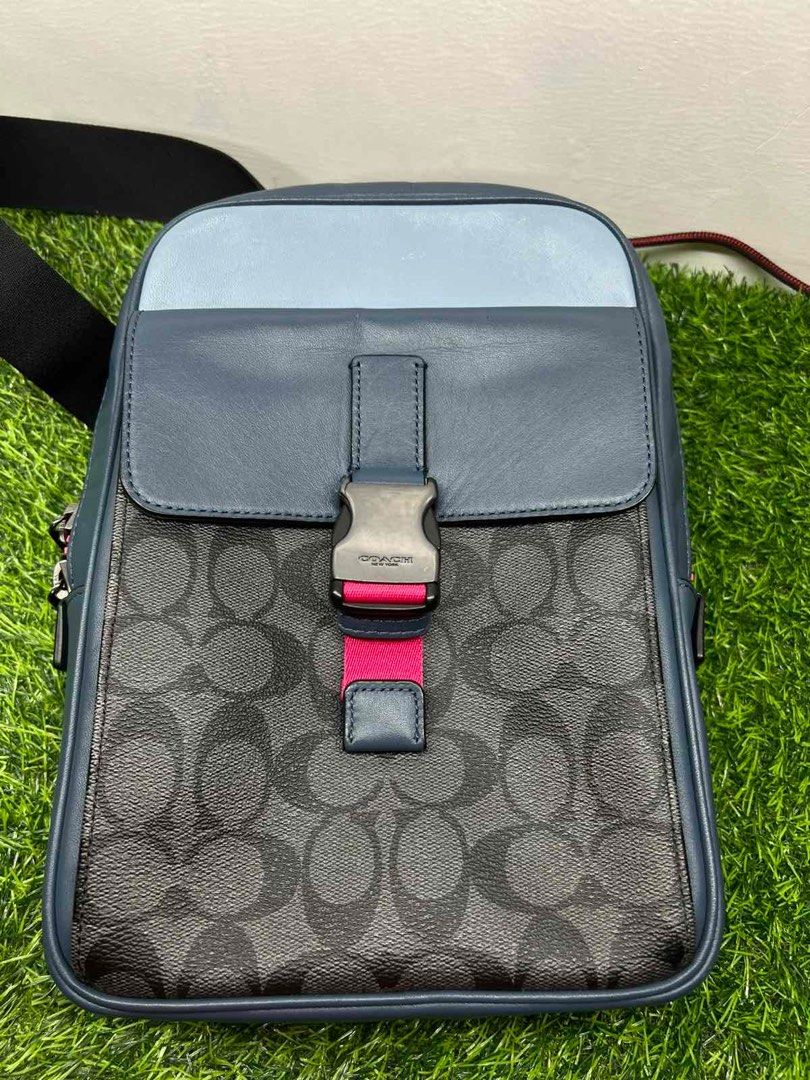 Coach Messenger Bag small (Category: Luxury Bags & Wallets) located in Pasig City. Submitted by saltshakerr (Listing ID 1387430829, Image 2). Description: 100% original from Canada Seldomely used message for more pics or questions! RFS: brother does not want anymore.