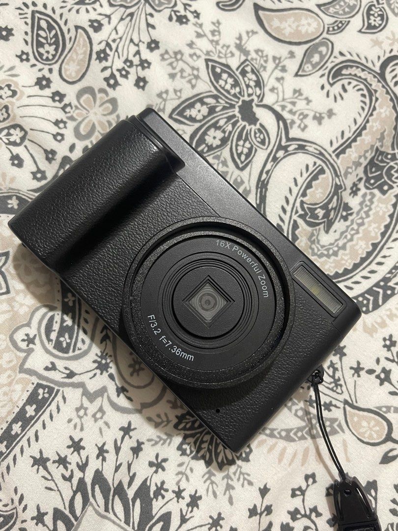 Digital Camera (Category: Cameras) located in Singapore. Submitted by iloveguzman (Listing ID 1387427993, Image 1). Description: - digital camera like new - Perfect for travel and everyday use - Comes with original packaging -some words in chinese Have too many camera hence tryna clear .
