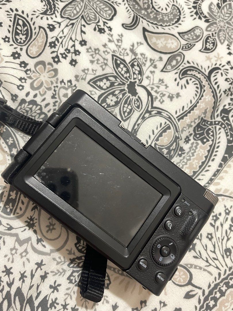 Digital Camera (Category: Cameras) located in Singapore. Submitted by iloveguzman (Listing ID 1387427993, Image 2). Description: - digital camera like new - Perfect for travel and everyday use - Comes with original packaging -some words in chinese Have too many camera hence tryna clear .