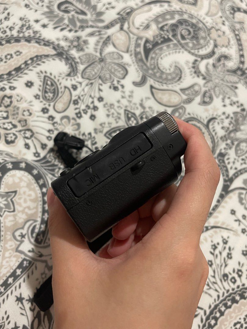 Digital Camera (Category: Cameras) located in Singapore. Submitted by iloveguzman (Listing ID 1387427993, Image 3). Description: - digital camera like new - Perfect for travel and everyday use - Comes with original packaging -some words in chinese Have too many camera hence tryna clear .