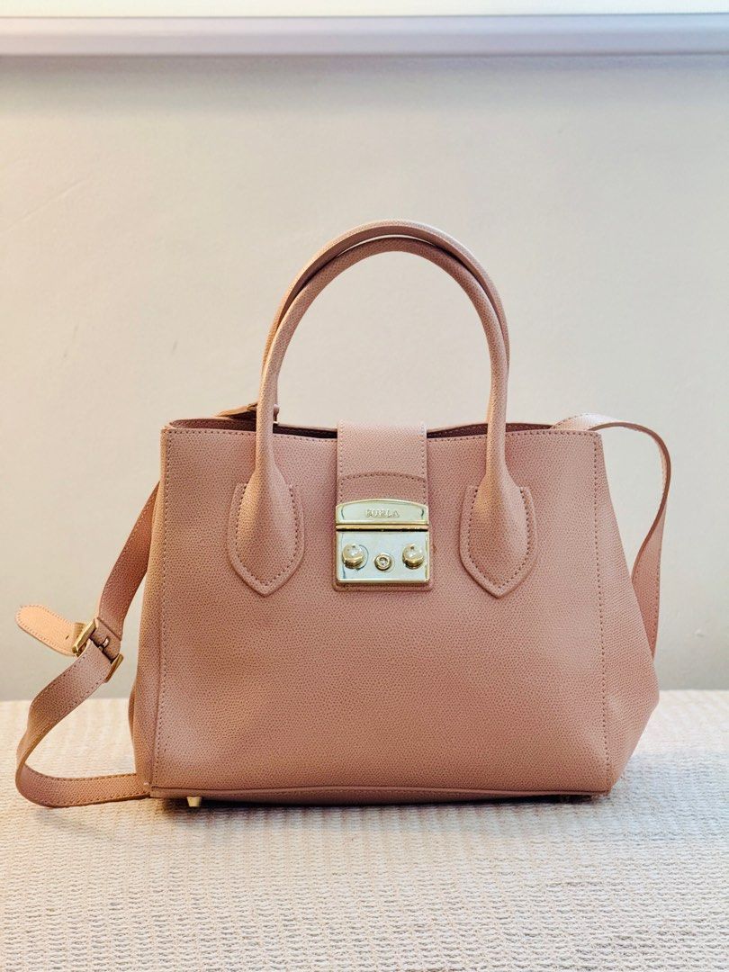 FURLA METROPOLIS Moonstone in Light pink leather (Category: Luxury Bags & Wallets) located in Angeles City. Submitted by bagpriceinfiniteluck (Listing ID 1387403032, Image 1). Description: Mint condition. Ang nice pa ng leather no bakbak, butas or scratches. Interior is still fresh and clean. Ready for shipping.