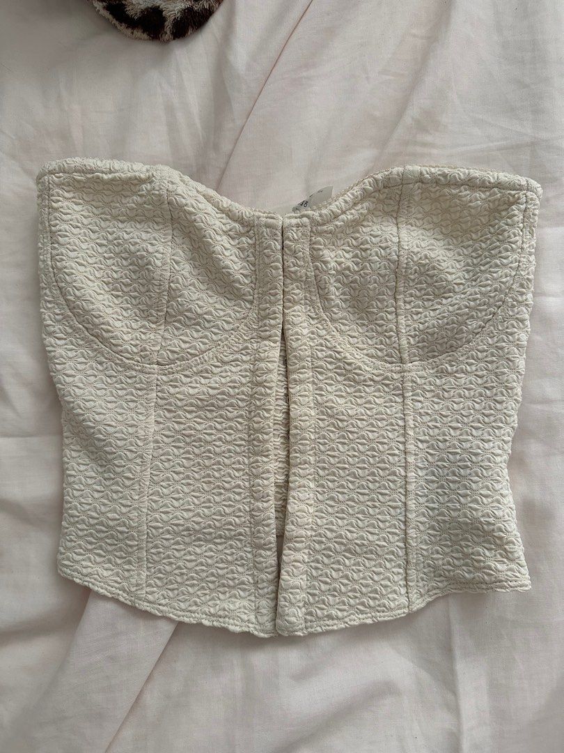 h&m corset tube top (Category: Others Tops) located in Quezon City. Submitted by satanne (Listing ID 1387394094, Image 2). Description: worn once only can send when worn thru pm original price: 800+ same day delivery ONLY depending on the available time or day loc: bul/qc/mnl .