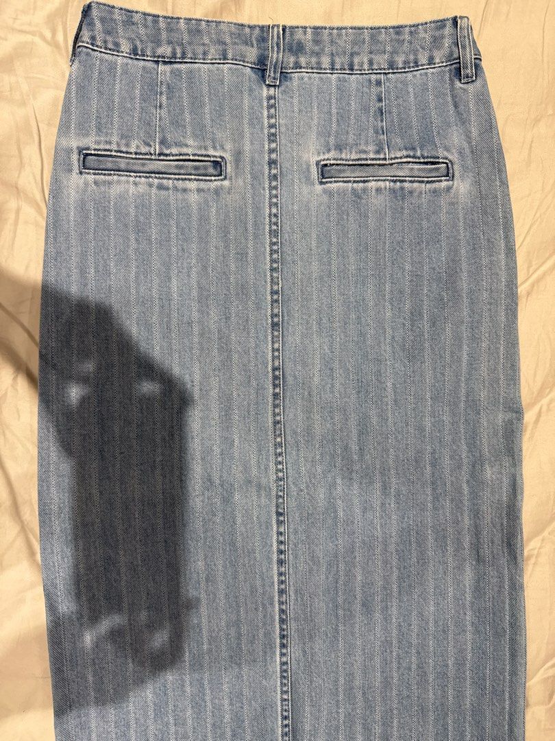 H&M Denim Midi Skirt (Category: Skirts) located in Quezon City. Submitted by ak3isha (Listing ID 1387461195, Image 3). Description: *never used.