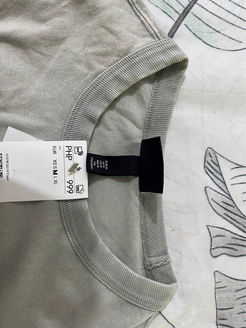 H&M oversized washed shirt medium (Category: Tshirts & Polo Shirts ) located in San Fernando. Submitted by ercmnzn (Listing ID 1387507962, Image 3). Description: Looks washed/faded (yun talaga design/style ng shirt) It is oversized so medium size can fit large Brand new and original.