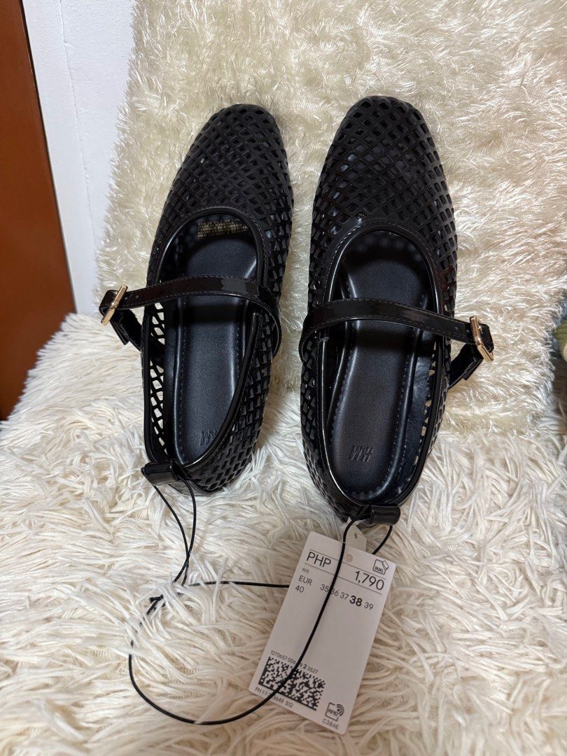 H&M Perforated Mary Jane Ballet Flats (Category: Flats & Sandals) located in Taguig. Submitted by cloudshoppp (Listing ID 1387465090, Image 2). Description: size 38 25.5cm.