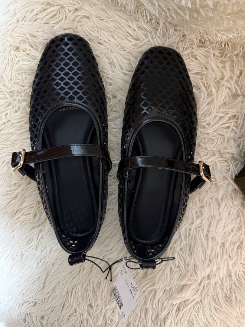 H&M Perforated Mary Jane Ballet Flats (Category: Flats & Sandals) located in Taguig. Submitted by cloudshoppp (Listing ID 1387465090, Image 3). Description: size 38 25.5cm.