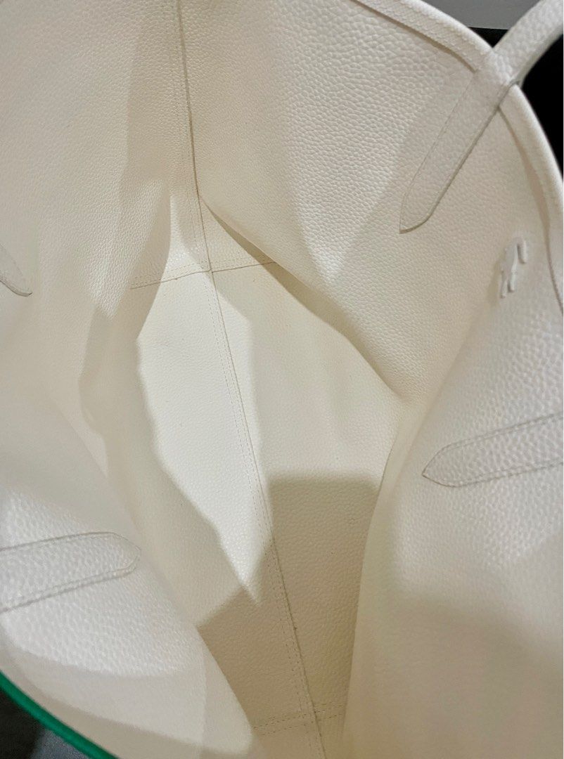 Lacoste Women’s Bag (Category: Luxury Bags & Wallets) located in Caloocan City. Submitted by achillesu (Listing ID 1387462219, Image 3). Description: Lacoste Anna Reversible Striped Petit Piqué Tote bag *Dust bag included Pure white color po nung bag kapag yung other side yung nakalabas .