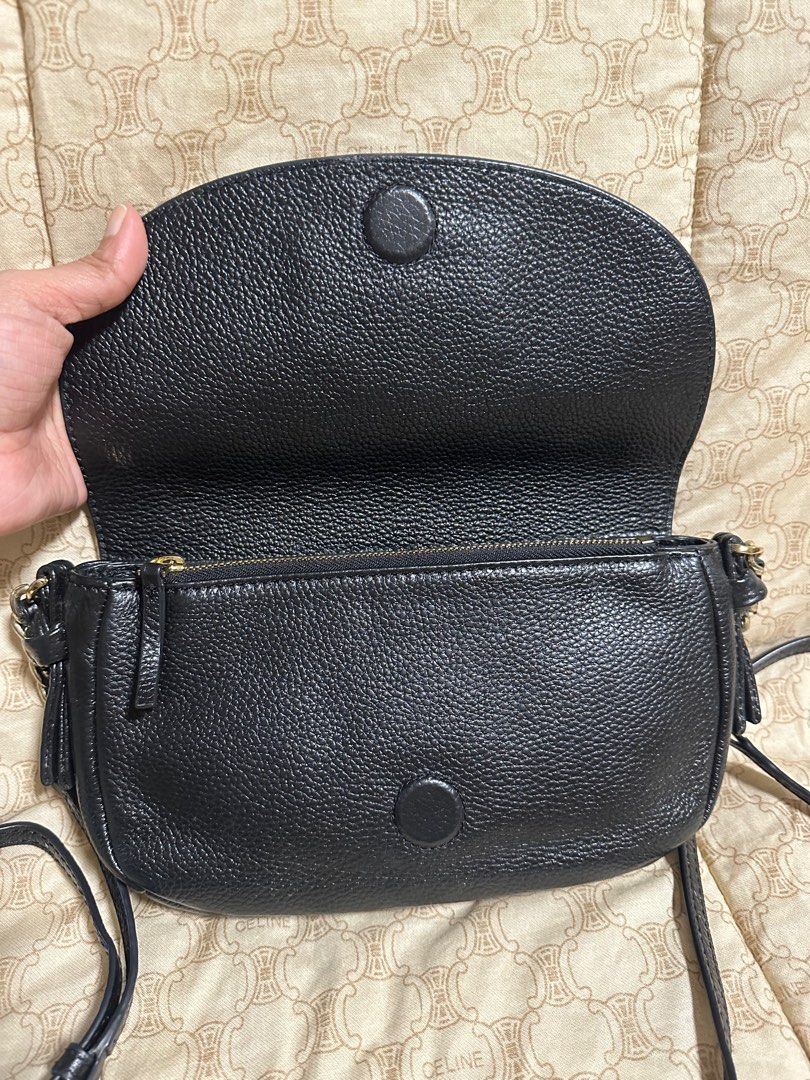Original Tory burch bag (Category: Luxury Bags & Wallets) located in Naga. Submitted by bag.net (Listing ID 1387475139, Image 3). Description: Guaranteed original 💯 Tory Burch Harper mini cross body bag lightly used/still in good condition Ykk zipper .