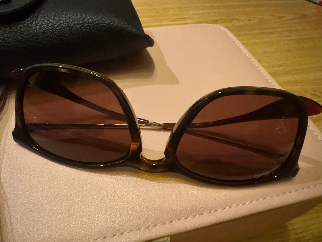 Rayban Chris Collection (Category: Sunglasses & Eyewear) located in Quezon City. Submitted by dveee (Listing ID 1387476733, Image 2). Description: Original Authentic Rayban Chris collection Square frame shape Model 0RB4187F Color 639175 / 3N Made in Italy New - not been used (Hindi ginamit) Comes with original leather case ** OLD Box packaging outside NO ISSUE No Damage All Good Color check picture to Make sure Brown reddish gold sides (check pic