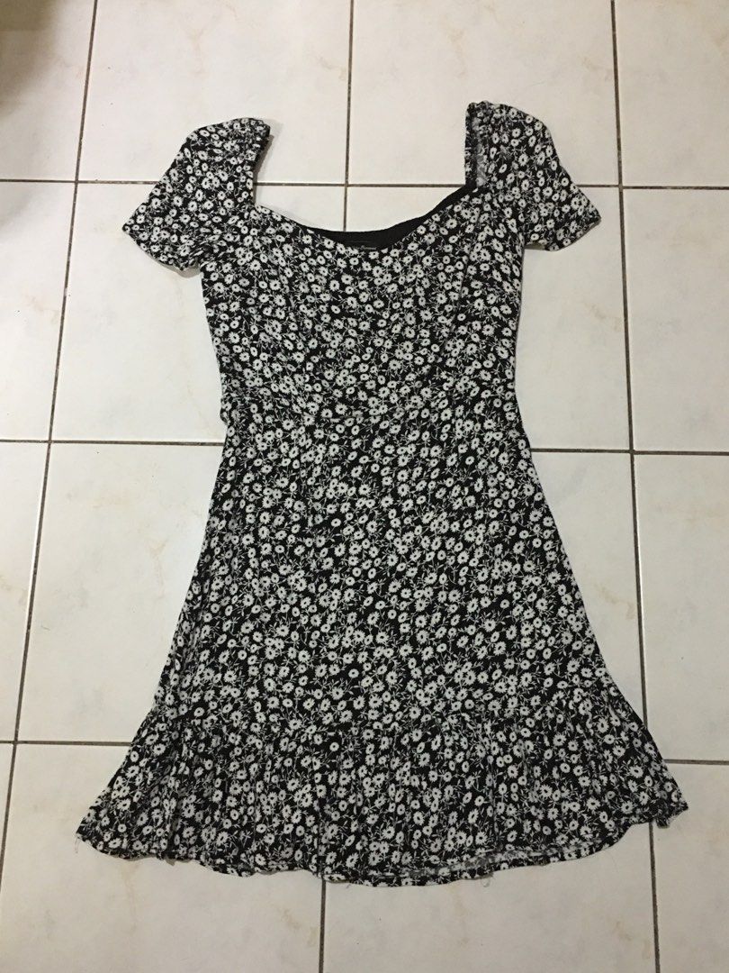 Something Borrowed Floral Dress (Category: Dresses) located in Dagupan City. Submitted by einalem.declutters (Listing ID 1387496536, Image 1). Description: Brand: Something Borrowed Size: XS Dress Design: Black Floral with ruffles on bottom, zipper on the side Condition: Dresses are used once or never been used Mop:gcash/maya Mod:j&t/lbc Buyer will shoulder the shipping fee Send a message if interested .