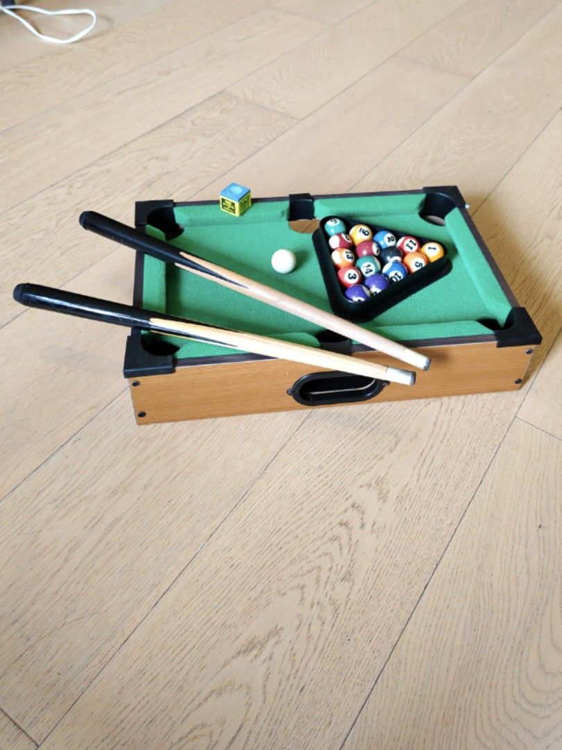 Tabletop Pool Table （分類：桌遊及拼圖）位於 Hong Kong。 由 mirio_tod 提交（商品編號 1387378143，圖片 1）。簡介： size: 35.8 cm L x 24 cm W x 8 cm H Miniature pool table set includes a pool table, 15 colored balls, 1 cue ball, 2 pool sticks, 1 cube of chalk, and a triangle.。