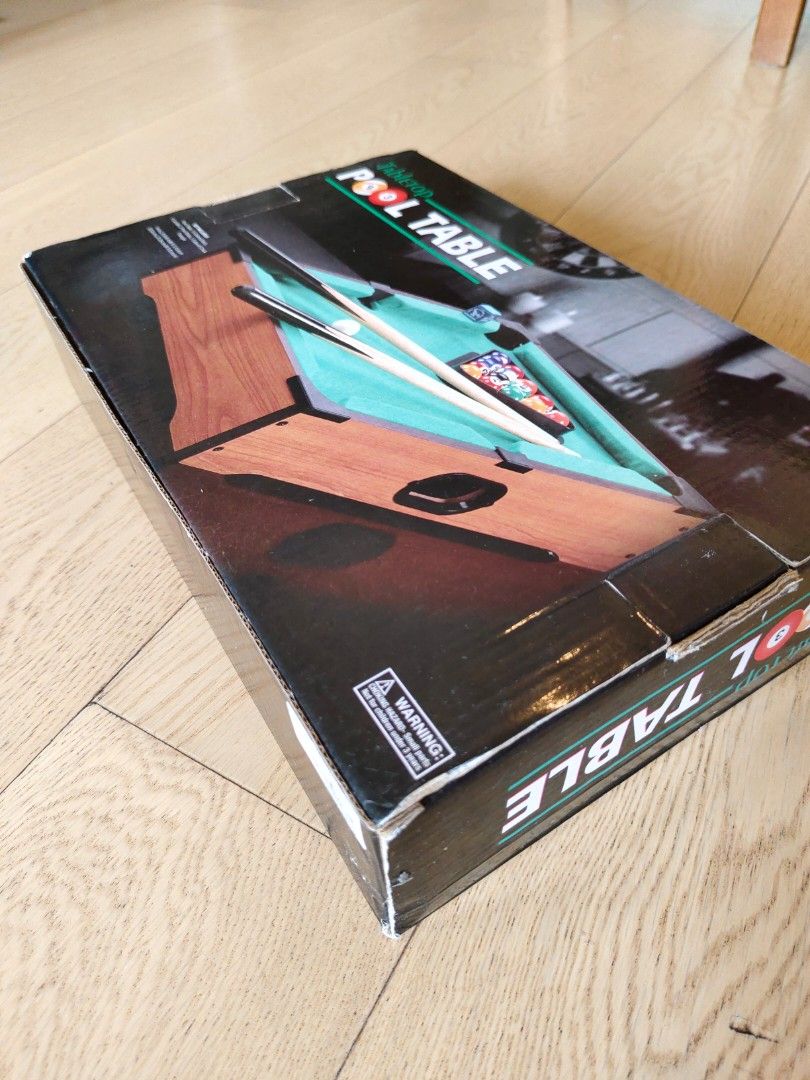 Tabletop Pool Table （分類：桌遊及拼圖）位於 Hong Kong。 由 mirio_tod 提交（商品編號 1387378143，圖片 4）。簡介： size: 35.8 cm L x 24 cm W x 8 cm H Miniature pool table set includes a pool table, 15 colored balls, 1 cue ball, 2 pool sticks, 1 cube of chalk, and a triangle.。