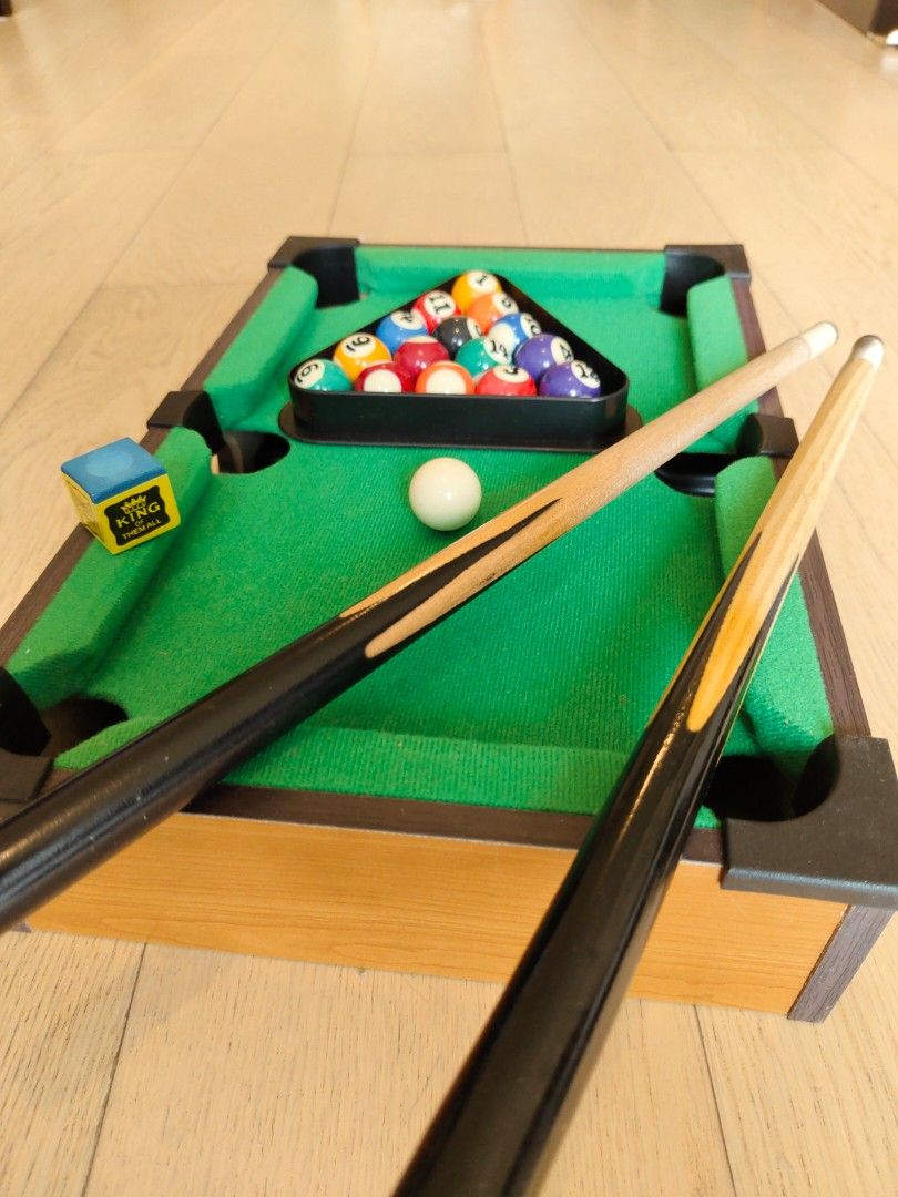 Tabletop Pool Table （分類：桌遊及拼圖）位於 Hong Kong。 由 mirio_tod 提交（商品編號 1387378143，圖片 2）。簡介： size: 35.8 cm L x 24 cm W x 8 cm H Miniature pool table set includes a pool table, 15 colored balls, 1 cue ball, 2 pool sticks, 1 cube of chalk, and a triangle.。