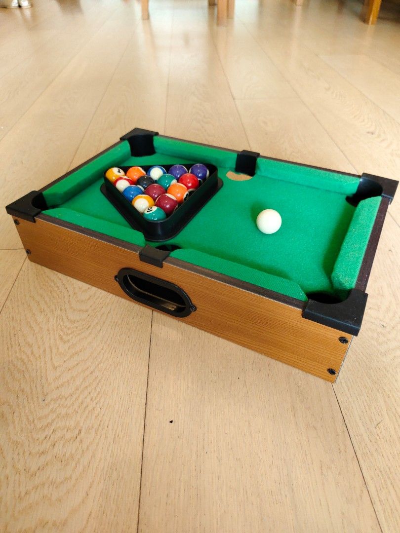 Tabletop Pool Table （分類：桌遊及拼圖）位於 Hong Kong。 由 mirio_tod 提交（商品編號 1387378143，圖片 3）。簡介： size: 35.8 cm L x 24 cm W x 8 cm H Miniature pool table set includes a pool table, 15 colored balls, 1 cue ball, 2 pool sticks, 1 cube of chalk, and a triangle.。