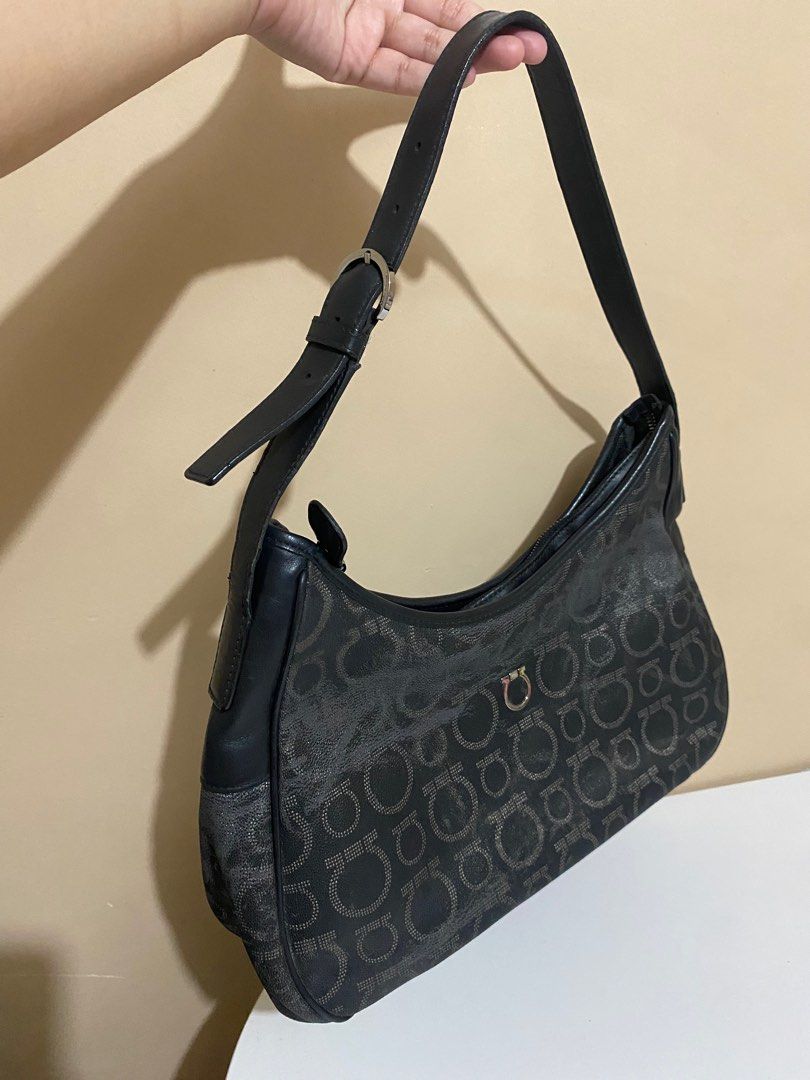 Vintage Salvatorre Ferragamo Shoulder Bag (Category: Luxury Bags & Wallets) located in San Narciso. Submitted by boypablo1998 (Listing ID 1387452992, Image 2). Description: .