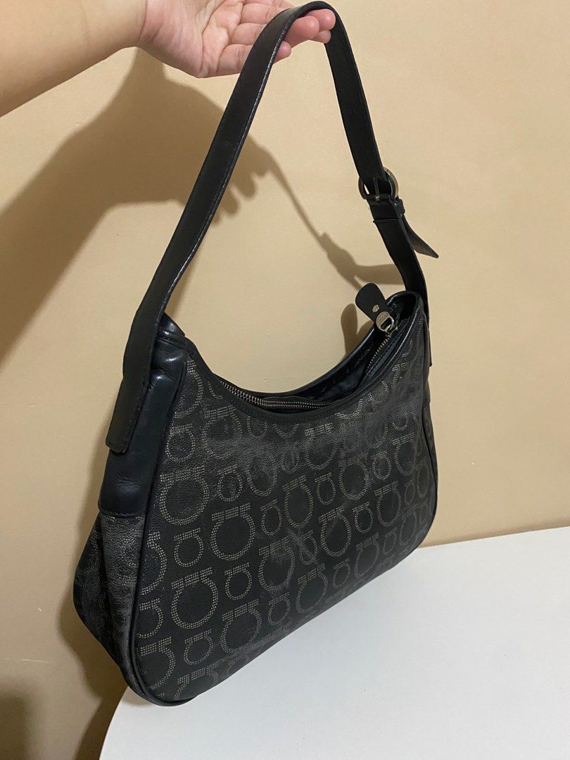 Vintage Salvatorre Ferragamo Shoulder Bag (Category: Luxury Bags & Wallets) located in San Narciso. Submitted by boypablo1998 (Listing ID 1387452992, Image 3). Description: .
