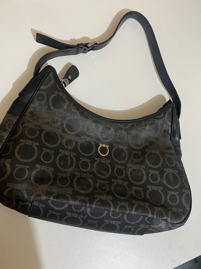 Vintage Salvatorre Ferragamo Shoulder Bag (Category: Luxury Bags & Wallets) located in San Narciso. Submitted by boypablo1998 (Listing ID 1387452992, Image 1). Description: .