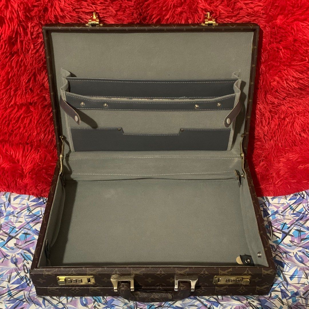 Vintahe LV Briefcase (Category: Luxury Bags & Wallets) located in Carmen, Agusan del Norte. Submitted by diorxx (Listing ID 1387419493, Image 3). Description: Vintage LV Briefcase Kayo na bahala Ganda pa neto Ganda pangcollection.
