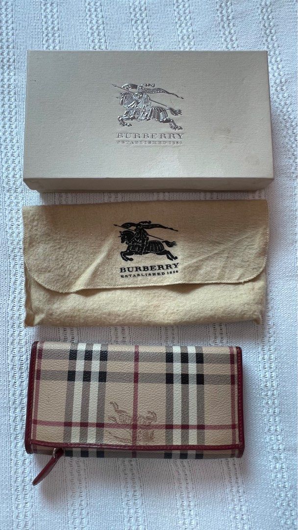 Wallet (Category: Luxury Bags & Wallets) located in Rizal. Submitted by prettyfrog (Listing ID 1387501466, Image 3). Description: Decluttering my personal stuffs. Bought from Burberry store in Dubai..