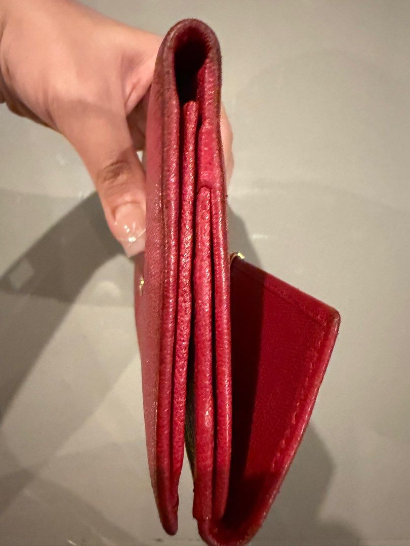 YSL (Category: Luxury Bags & Wallets) located in Taguig. Submitted by que_08 (Listing ID 1387501339, Image 3). Description: .