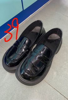 女生黑色令面皮鞋👞64209179776130110