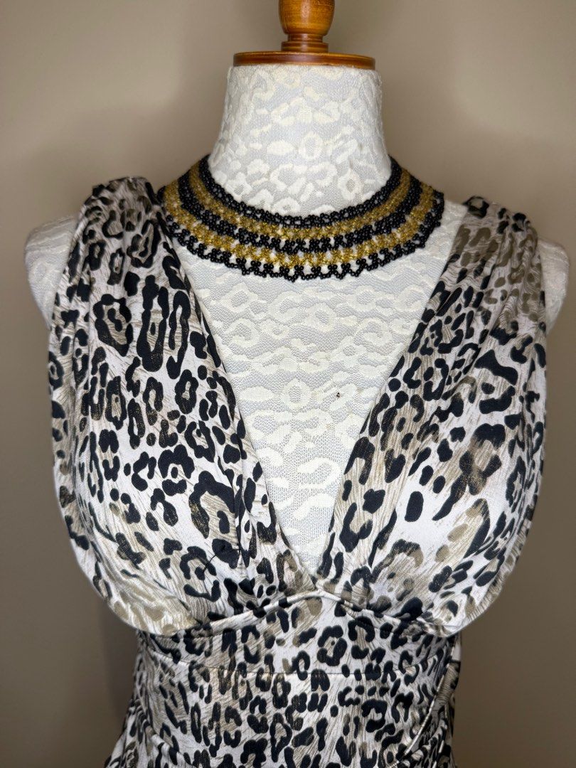 Animal print sheath dress (Category: Dresses) located in Makati City. Submitted by itemsonsale.itemsonsale (Listing ID 1387637116, Image 1). Description: Animal print dress Slim body-hugging fit Perfect for night out Size Medium.