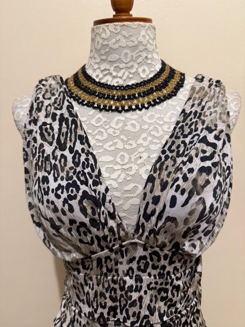 Animal print sheath dress (Category: Dresses) located in Makati City. Submitted by itemsonsale.itemsonsale (Listing ID 1387637116, Image 3). Description: Animal print dress Slim body-hugging fit Perfect for night out Size Medium.