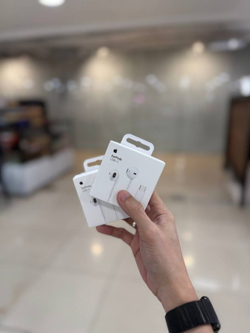 Apple EarPods USB-C (Category: Earphones) located in Mandaluyong City. Submitted by justonlyreyn (Listing ID 1387562993, Image 1). Description: ⚠️ Strictly no photo grabbing❗️ ✅ Actual pictures are all posted ✨ Price: P499.00 Brand: Apple Model & Compatibility: iPhone 15 up to the latest iPhones with USB-C Port Details: Apple EarPods USB-C. Compatible to iPhones with USB-C port (iPhone 15 or later) and androids with Type-C port. Payment Options: 
