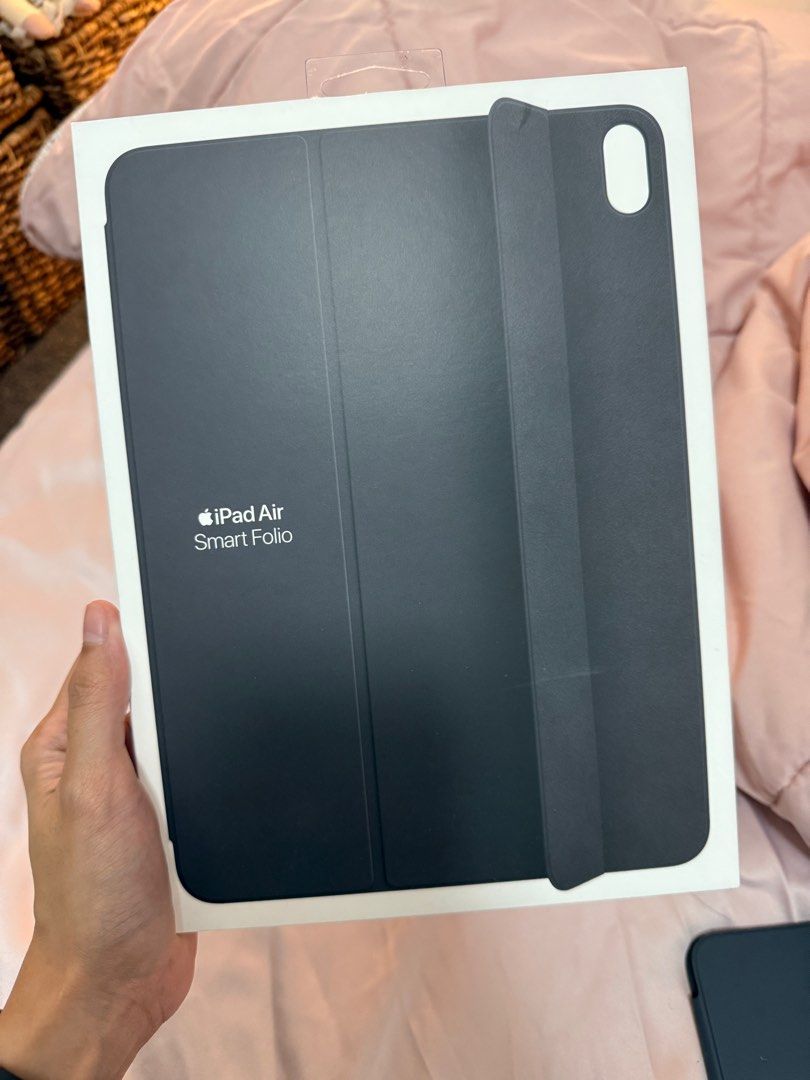 Apple Smart Folio 11” (Category: iPad) located in Bulacan. Submitted by tidycorner (Listing ID 1387624721, Image 1). Description: Wala pang 1 week nagamit Was gifted a new case Benta nlang kesa nakatambak No lowballers pls, bagong bago pa to With box pa Bought for almost 6k Delivery/pick up shouldered by buyer.