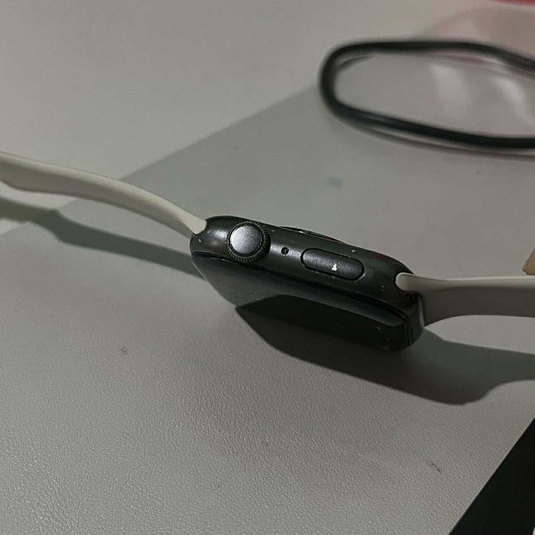 Apple Watch Series 5 44mm (Category: Wearables & Smart Watches) located in Caloocan City. Submitted by shop.leo (Listing ID 1387562024, Image 3). Description: inclusions: charger, box, straps issue: scratches, cracked screen & may small part sa left side ng screen hirap ma touch but right side ng screen is smooth. 2k paayos nung naginquire ako sa marketplace. LAST PRICE ALREADY! .
