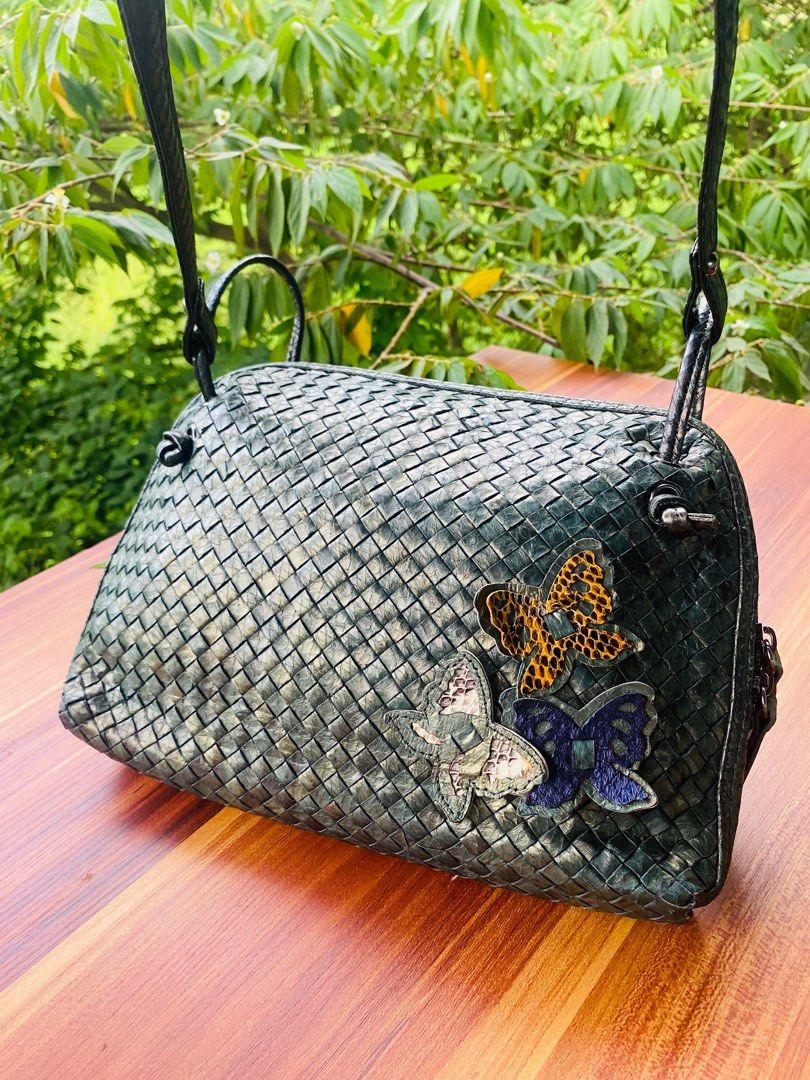 Banig sling bag (Category: Luxury Bags & Wallets) located in Oroquieta. Submitted by mightyfalcon.f3b3e6 (Listing ID 1387579431, Image 1). Description: Inspired Bottega Veneta sling bag near medium genuine leather ukay source ykk zip in very good condition .