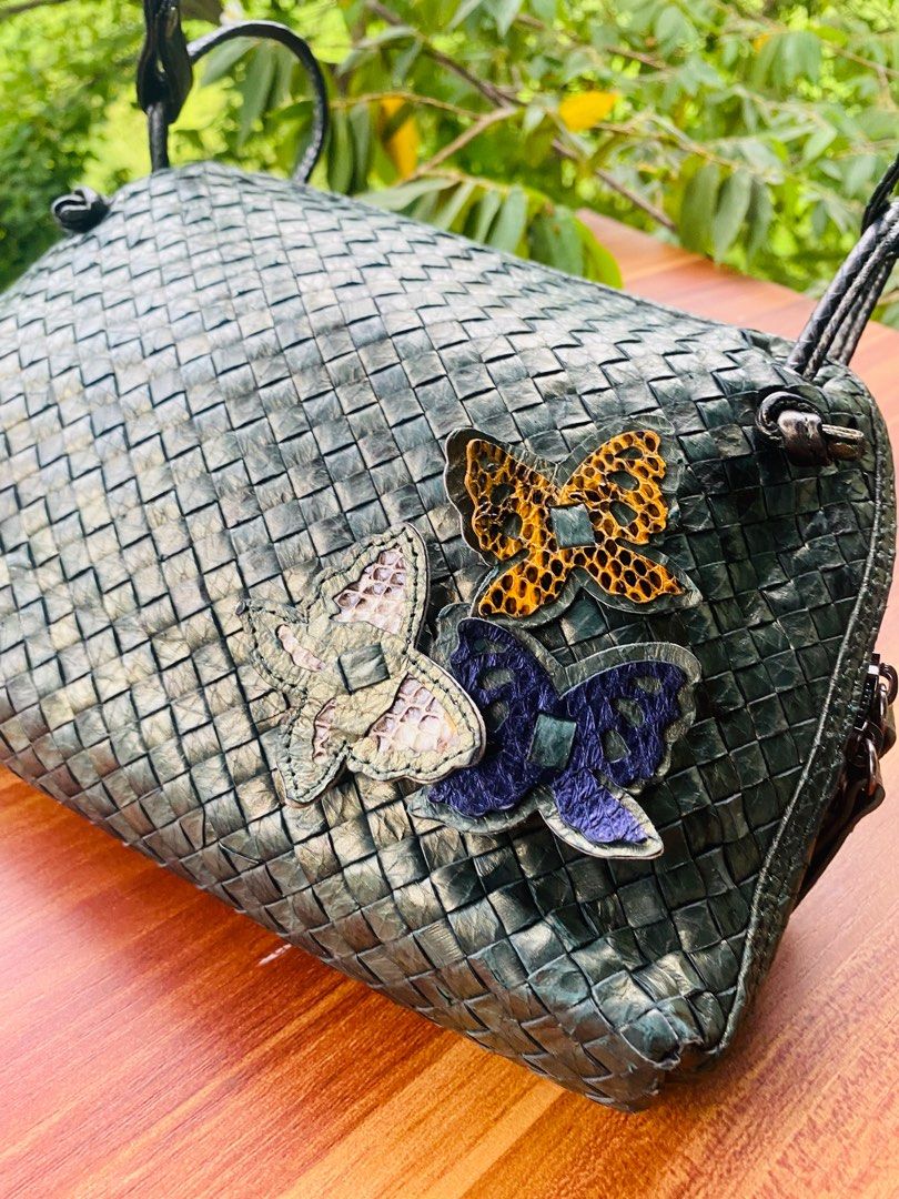 Banig sling bag (Category: Luxury Bags & Wallets) located in Oroquieta. Submitted by mightyfalcon.f3b3e6 (Listing ID 1387579431, Image 2). Description: Inspired Bottega Veneta sling bag near medium genuine leather ukay source ykk zip in very good condition .
