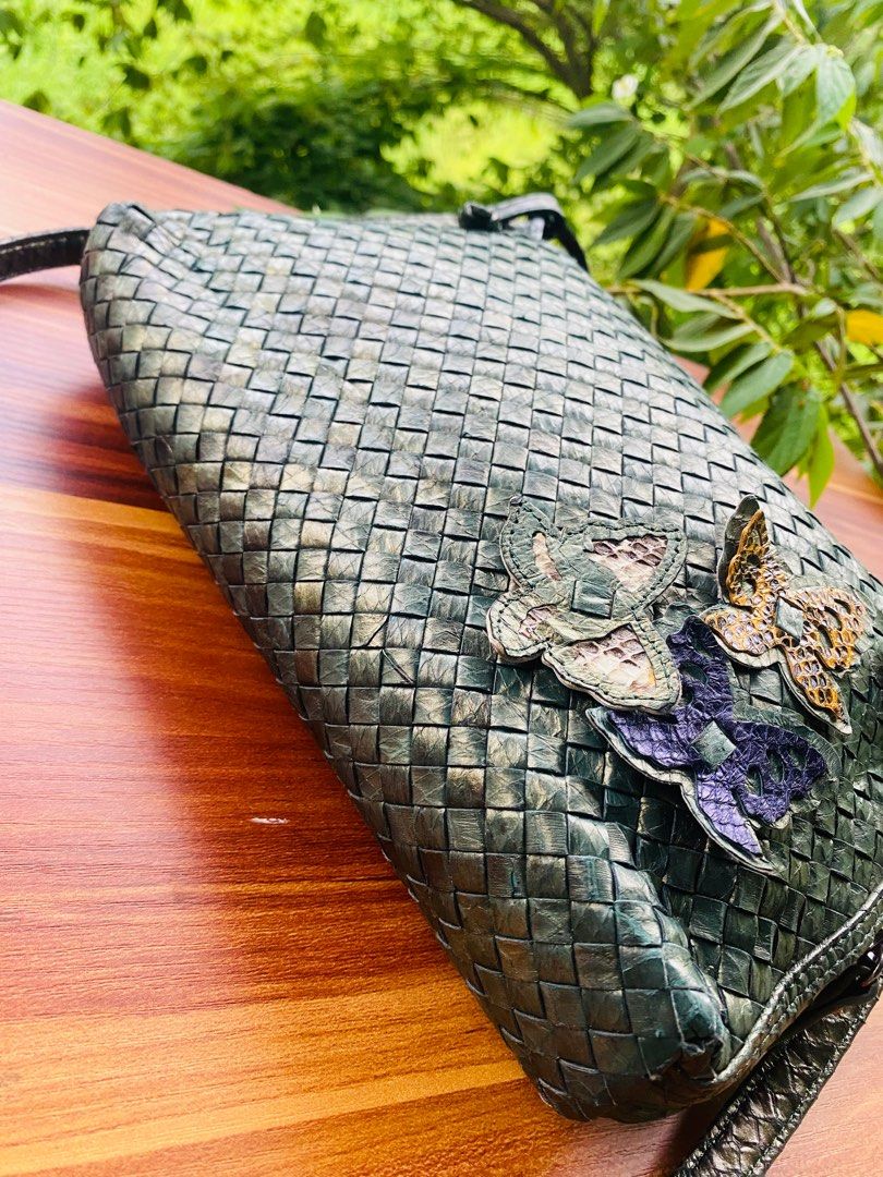 Banig sling bag (Category: Luxury Bags & Wallets) located in Oroquieta. Submitted by mightyfalcon.f3b3e6 (Listing ID 1387579431, Image 3). Description: Inspired Bottega Veneta sling bag near medium genuine leather ukay source ykk zip in very good condition .