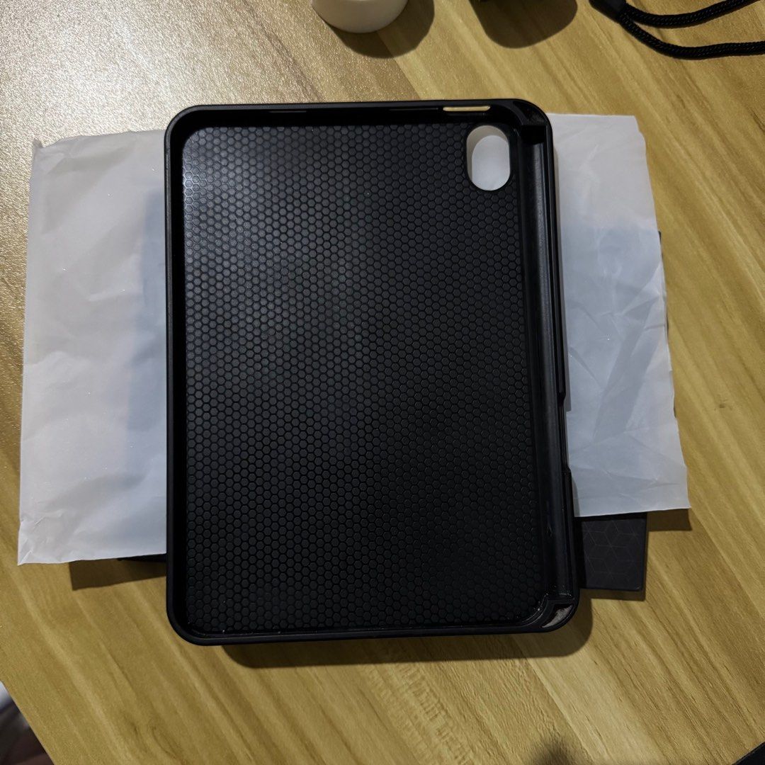 black ipad mini 6 / 7 case (Category: iPad) located in Antipolo. Submitted by bananadeclutter (Listing ID 1387654411, Image 2). Description: weak kickstand stand don’t turn.