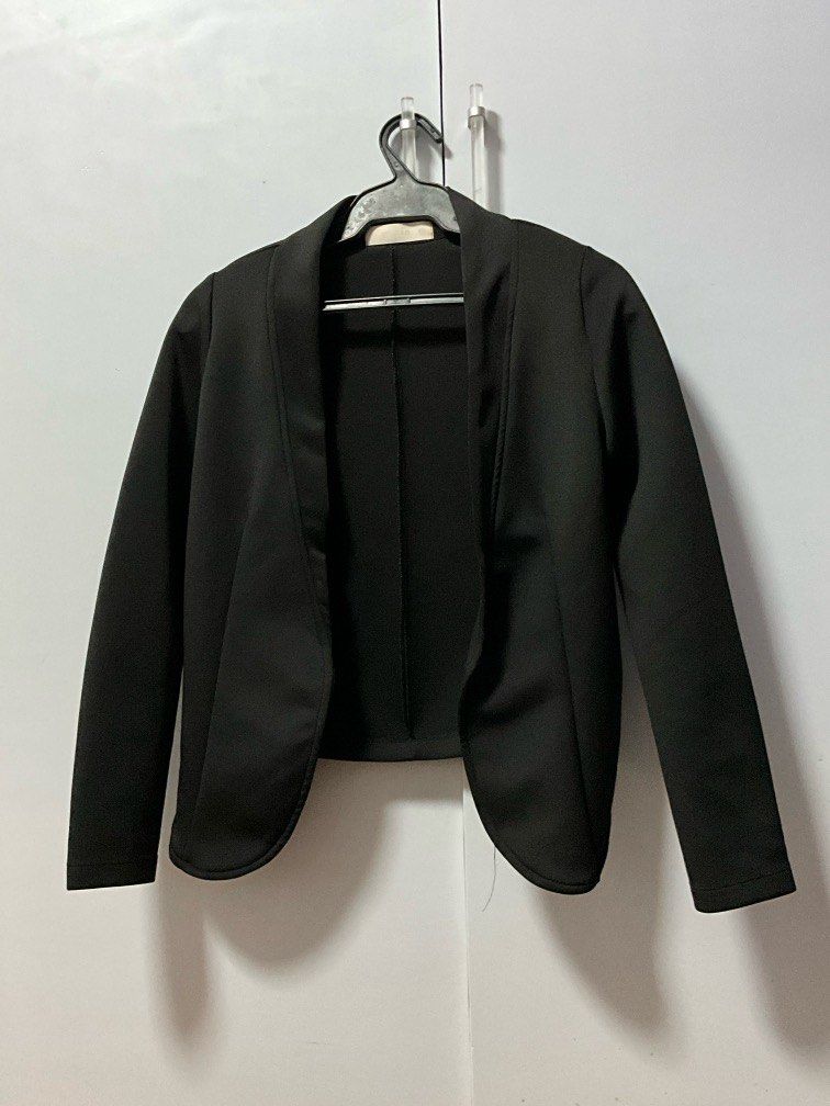 Black Simple Blazer (Category: Coats, Jackets and Outerwear) located in San Pedro. Submitted by dottable (Listing ID 1387728231, Image 1). Description: Blazer to add over work wear when in need of a formal layer. Regular fit, shorter at the back. Can fit maybe S-M for women..