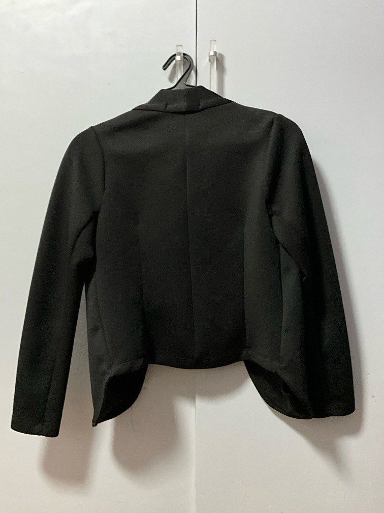 Black Simple Blazer (Category: Coats, Jackets and Outerwear) located in San Pedro. Submitted by dottable (Listing ID 1387728231, Image 2). Description: Blazer to add over work wear when in need of a formal layer. Regular fit, shorter at the back. Can fit maybe S-M for women..