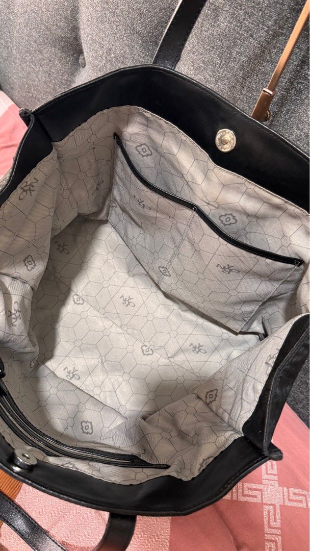 Black tote bag (Category: Luxury Bags & Wallets) located in Pasig City. Submitted by es2025 (Listing ID 1387546190, Image 2). Description: .
