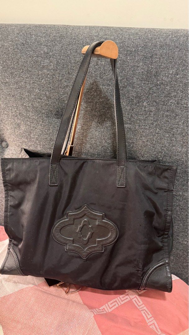 Black tote bag (Category: Luxury Bags & Wallets) located in Pasig City. Submitted by es2025 (Listing ID 1387546190, Image 1). Description: .