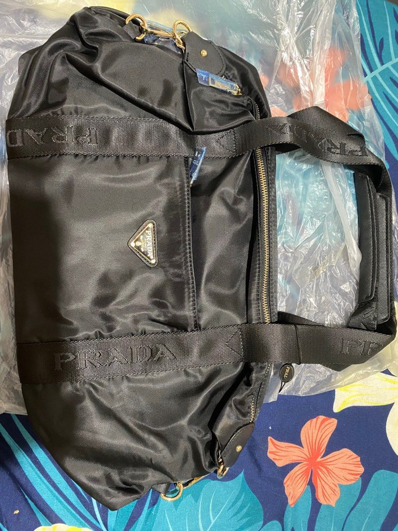 Bnew Prada bag (Category: Shoulder Bags) located in Paranaque City. Submitted by msperegreen (Listing ID 1387656161, Image 1). Description: Bnew prada shoulder bag Rfs: Hindi po gusto nung binigyan.