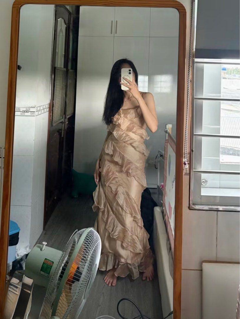 Brown Layer Silk Dress Gown (Category: Evening dresses & gowns) located in Makati City. Submitted by cshells9 (Listing ID 1387567363, Image 1). Description: Beige ruffle gown Asymmetrical layered dress Elegant evening gown Formal dress with ruffles Wedding guest gown Long flowy dress Chic formal wear Same day delivery. Waistline: 26-28.