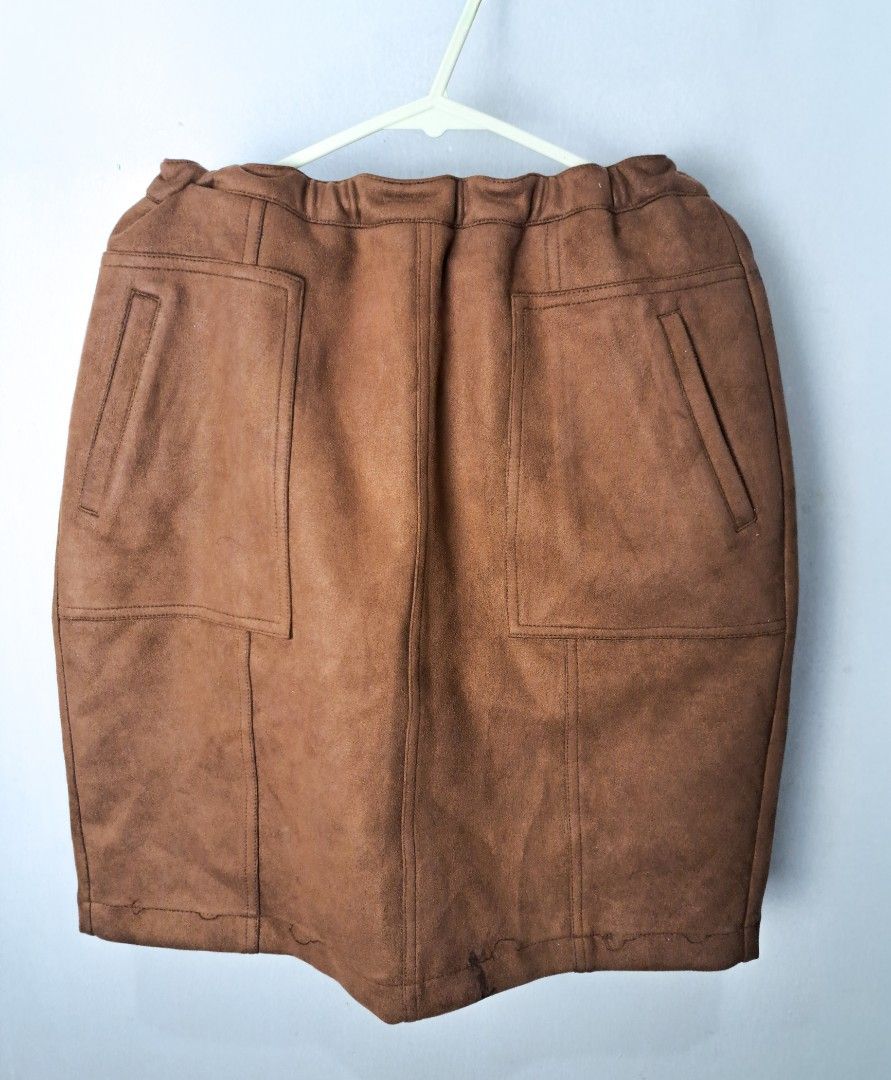 Brown Suede Skirt (Category: Skirts) located in Baguio. Submitted by darlingdeclutter (Listing ID 1387584084, Image 1). Description: Brown Suede Skirt M-L Functional zipper Thick Fabric with black stain at the back RFS: Declutter.