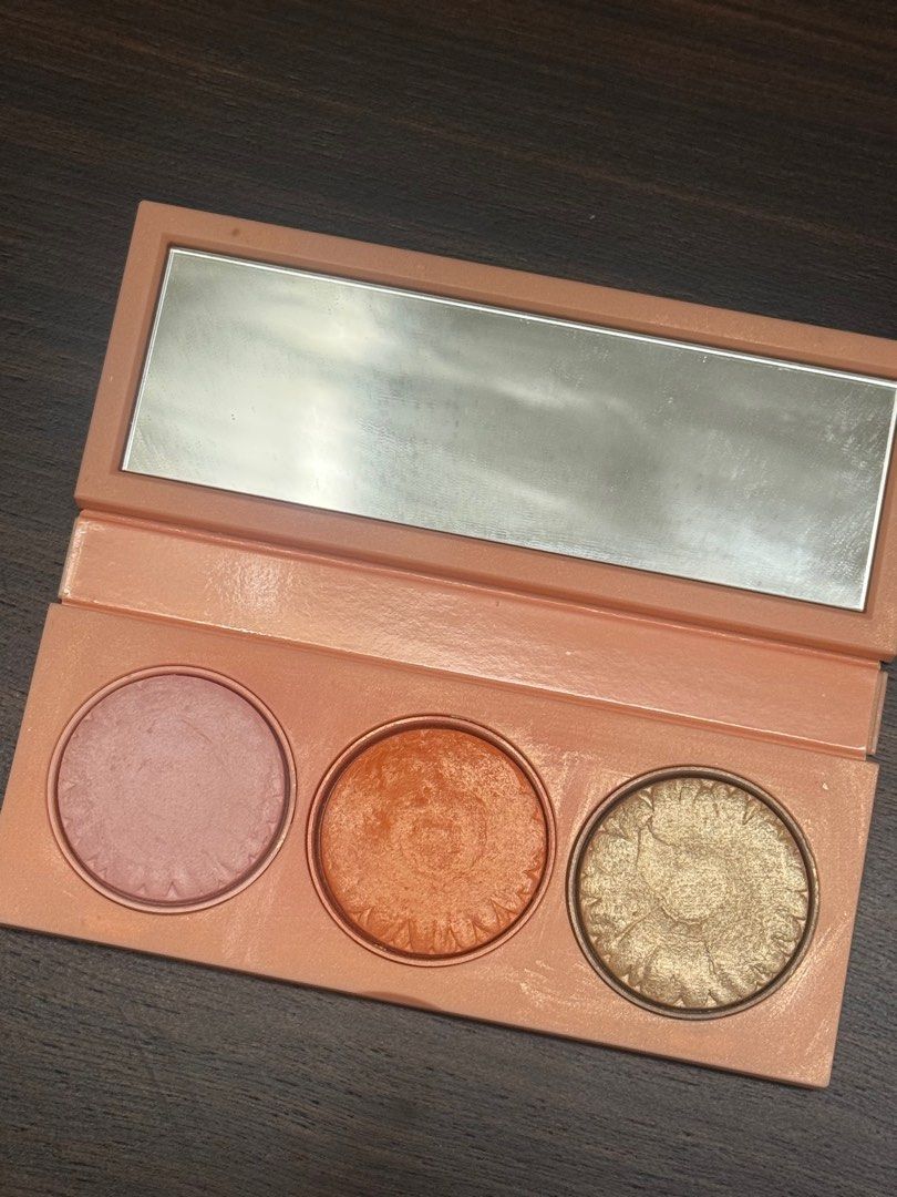 Clinique Limited Edition Trio Blush (Category: Makeup) located in Lucena. Submitted by fashioncult.ph (Listing ID 1387599140, Image 2). Description: .