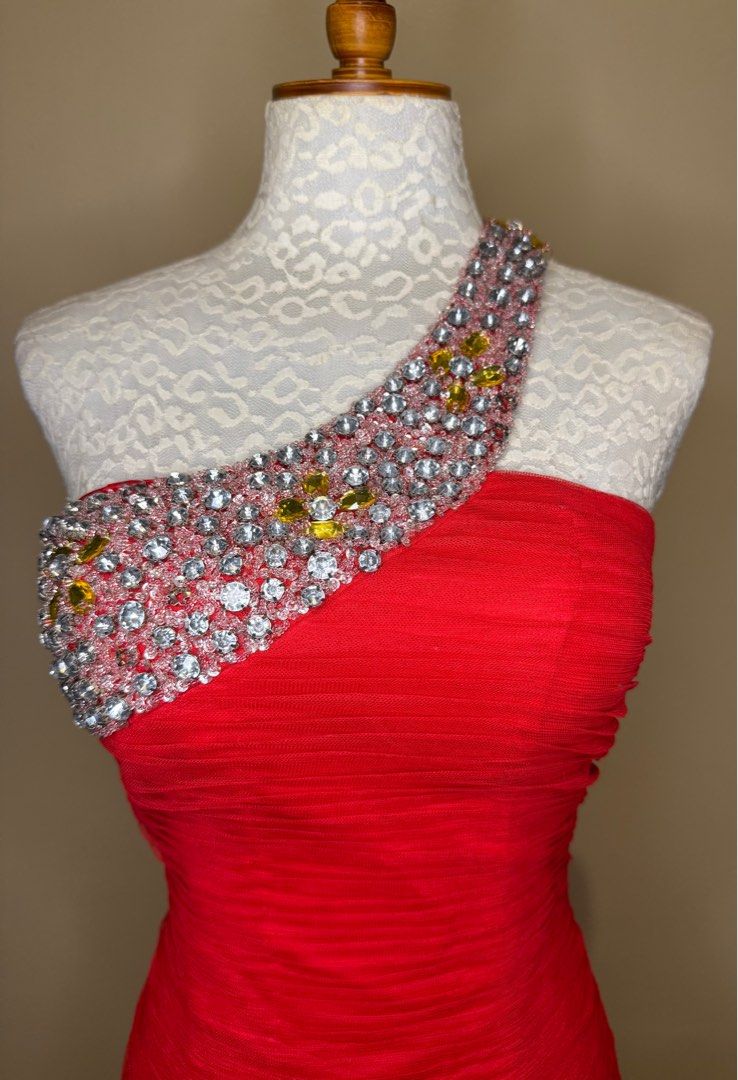 Cocktail red sequence dress (Category: Evening dresses & gowns) located in Makati City. Submitted by itemsonsale.itemsonsale (Listing ID 1387644119, Image 1). Description: Red cocktai sequence dress Flitted chiffon design Knee length Semi formal Size small Invisible zipper on the side.