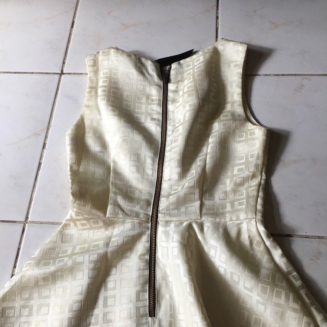 Cream dress (Category: Dresses) located in Dagupan City. Submitted by einalem.declutters (Listing ID 1387617932, Image 2). Description: Brand: Kashieca Size: XS Dress Design: square patterned fabric, zipper on the back Condition: dress has yellow spots (see pictures) Mop:gcash/maya Mod:j&t/lbc Buyer will shoulder the shipping fee Send a message if interested.