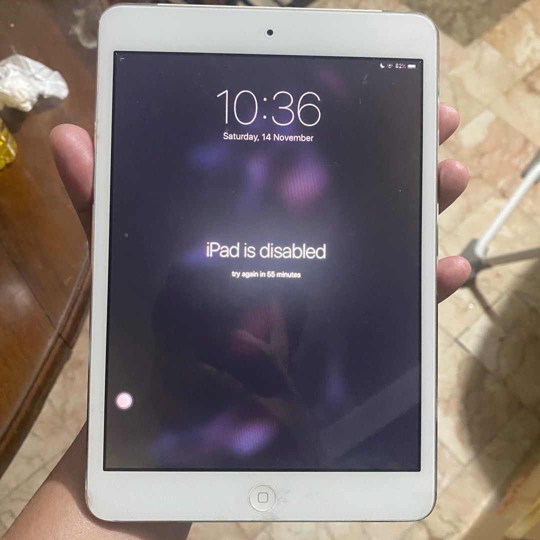 Defective Ipad (Category: iPad) located in Baguio. Submitted by usedcondition (Listing ID 1387701390, Image 1). Description: forgotten password and twitching screen. I can send video.